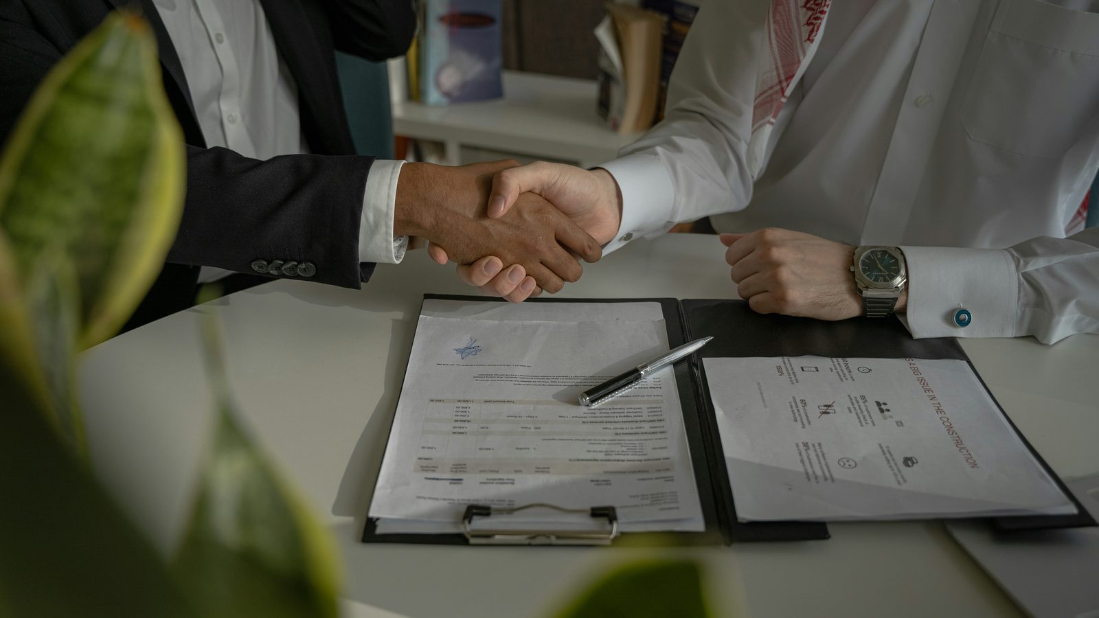 Signing a sourcing agreement between an Italian export office and an international food importer